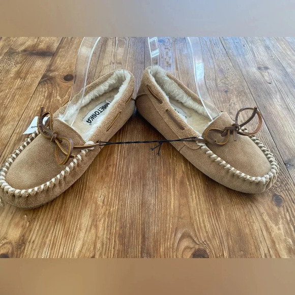 Minnetonka Women’s Suede Moccasin Indoor/Outdoor‎ Slippers Faux Fur Lining 5 NWT - Picture 5 of 11